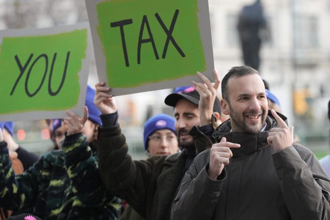 Zack Polanski, leader du Green Party, lors d’une mobilisation contre la taxe sur la fortune défendue par Rachel Reeves, à Londres, le 25 novembre 2025. 