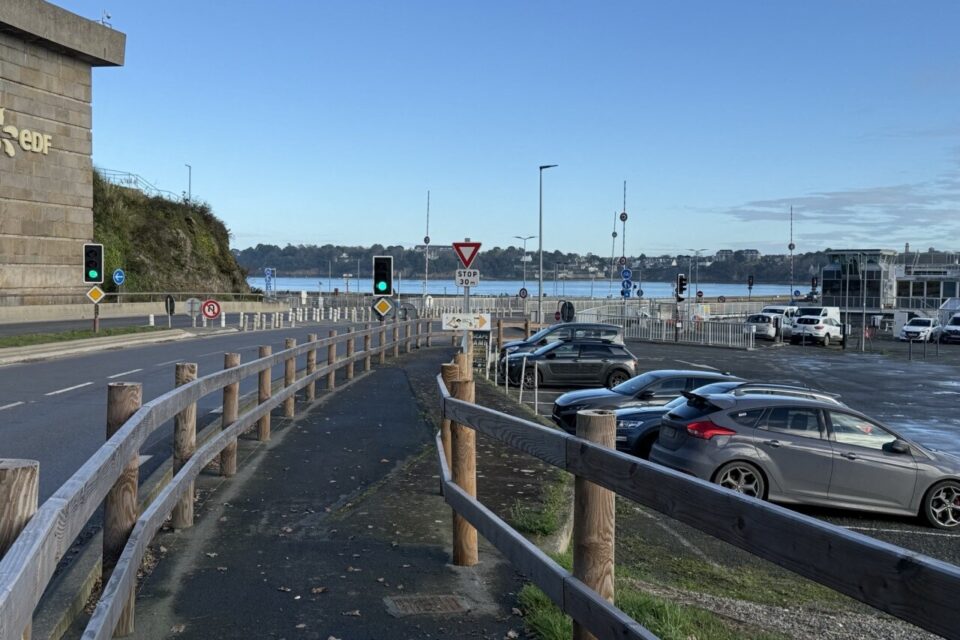La seule satisfaction des cyclistes est cette piste cyclable sécurisée qui descend jusqu’au barrage de la Rance par la Richardais