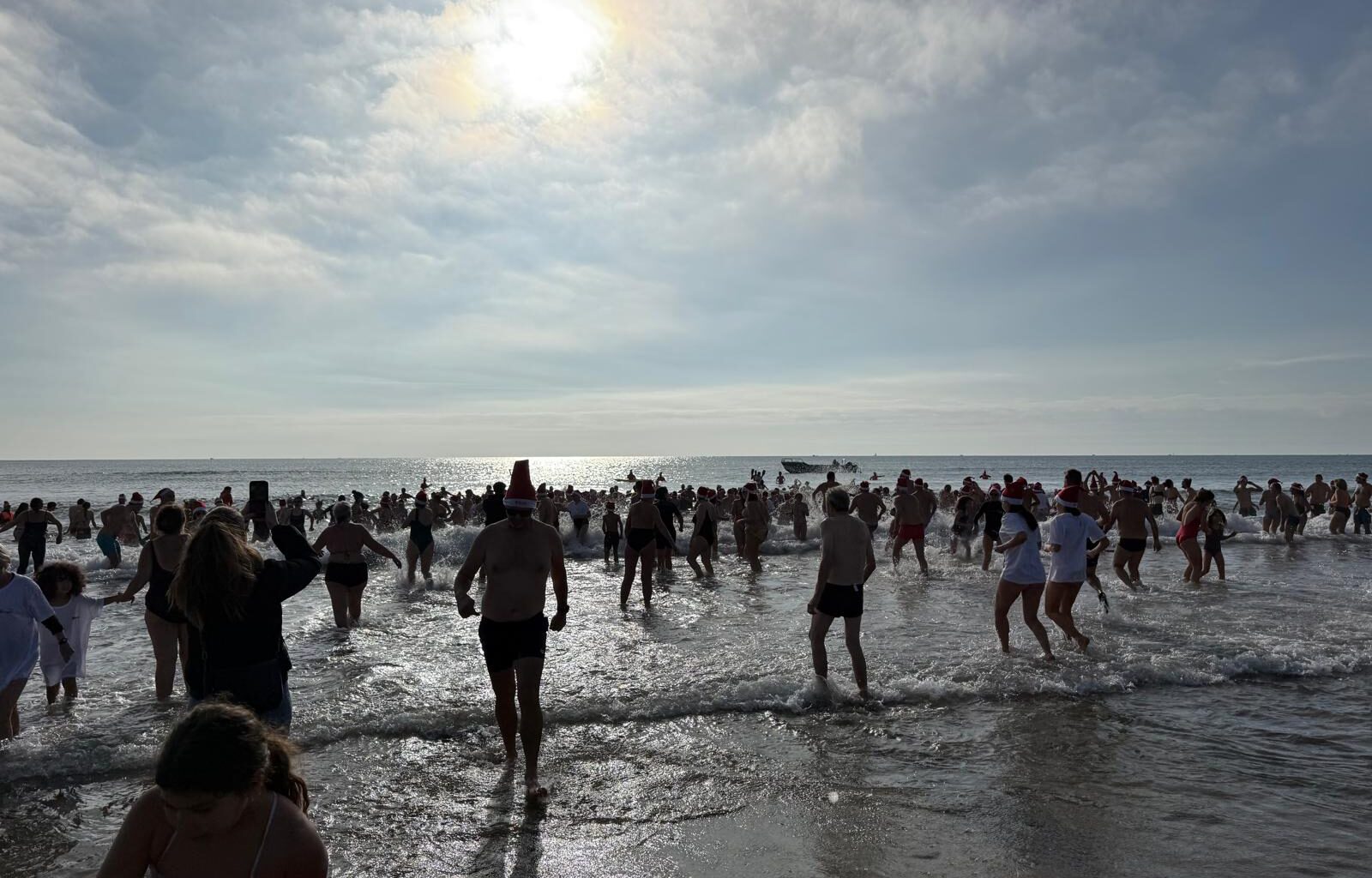 330 participants pour le bain des Restos du Coeur dans une eau à 14°