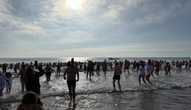 330 participants pour le bain des Restos du Coeur dans une eau à 14°