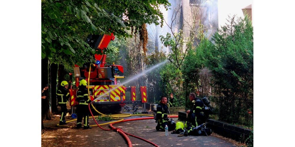 5 juillet. Le spectre d’un acte antisémite. Ce jour-là, dans le quartier Hoche à Grenoble, un incendie criminel détruit l’appartement d’un rabbin et de sa famille ainsi que plusieurs autres logements, et fait 12 blessés. Les analyses du laboratoire de police scientifique feront apparaître la présence de traces d’accélérateur de combustion. L’enquête est toujours en cours. Photo Le DL/Denis Masliah