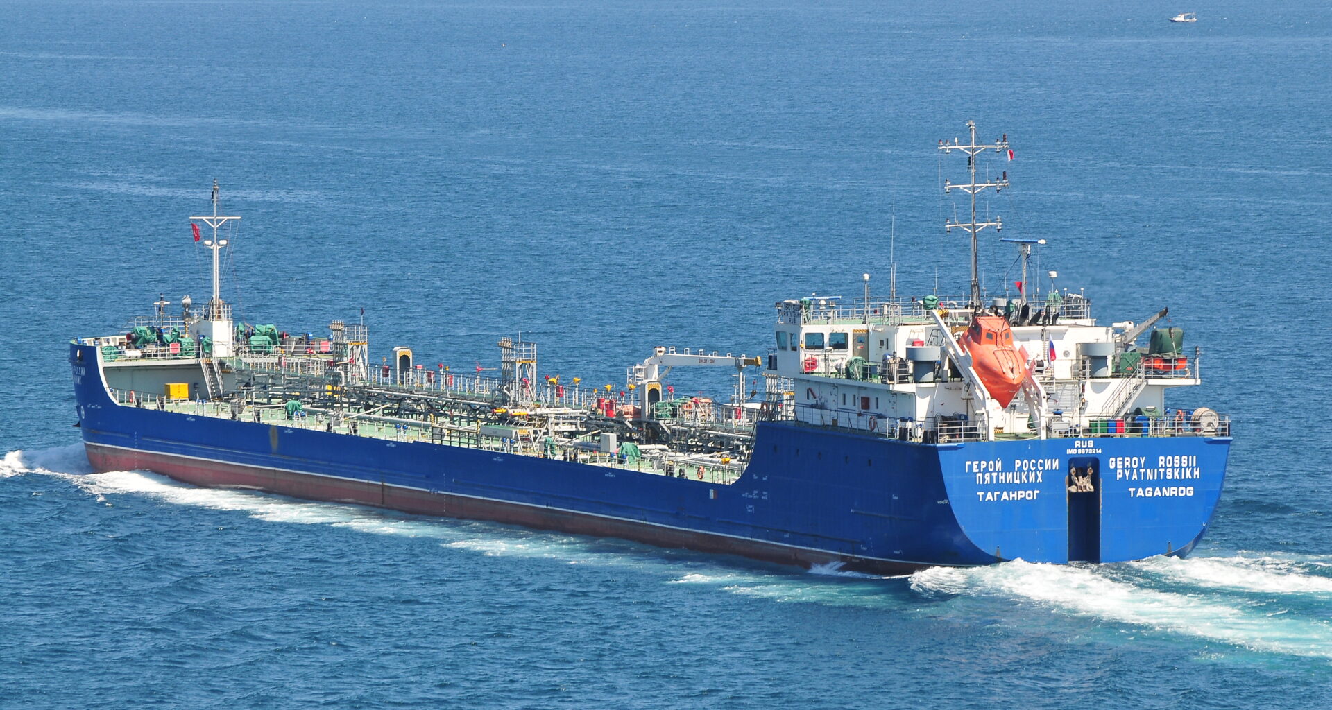 Un nouveau navire en lien avec la Russie attaqué en mer Noire