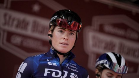 En sang après une chute, Vollering remercie ironiquement les automobilistes : Sports