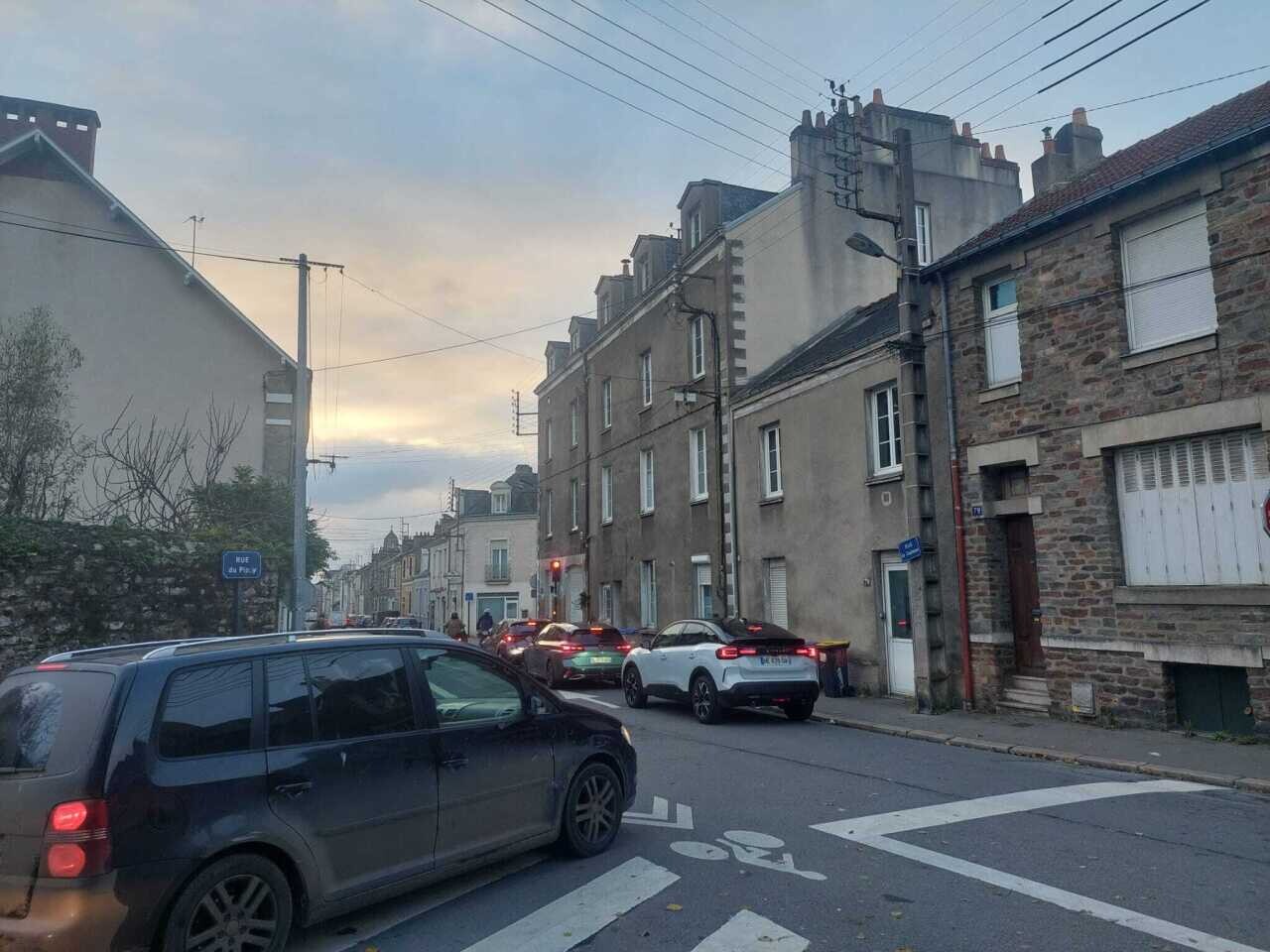 les bouchons sont légion dans ces rues résidentielles