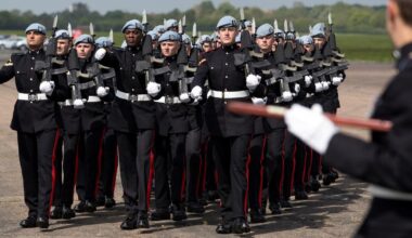 Le Royaume-Uni lance une formation rémunérée pour attirer des jeunes dans l'armée