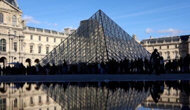 «Madame la présidente du musée du Louvre, il est temps de démissionner»