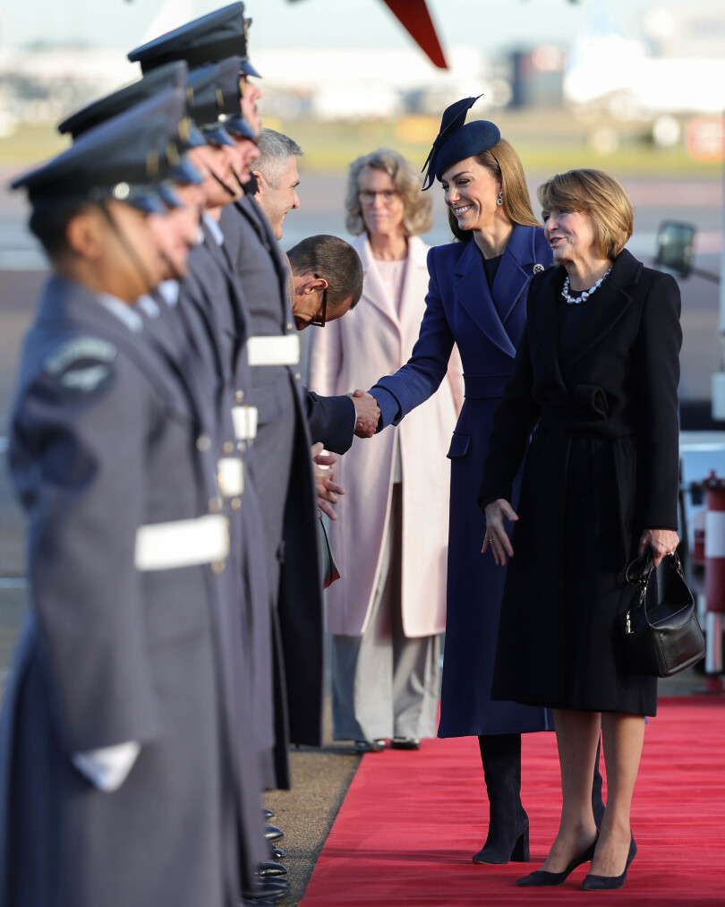 La princesse de Galles sur le tapis rouge avec Elke Bũdenbender, épouse du président allemand, lors de leur arrivée à Heathrow, le 3 décembre 2025.