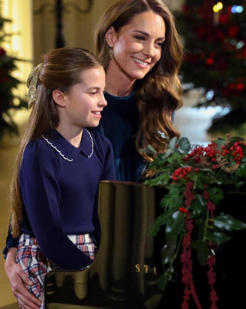 Kate et la princesse Charlotte donnent le la dans l’une des salles du château de Windsor, le mercredi 24 décembre