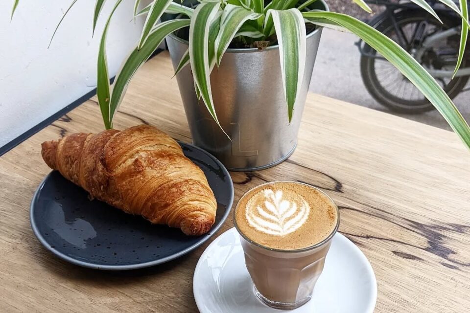 – Les baristas de Café Bun préparent chai, matcha et cafés maison selon des recettes artisanales.