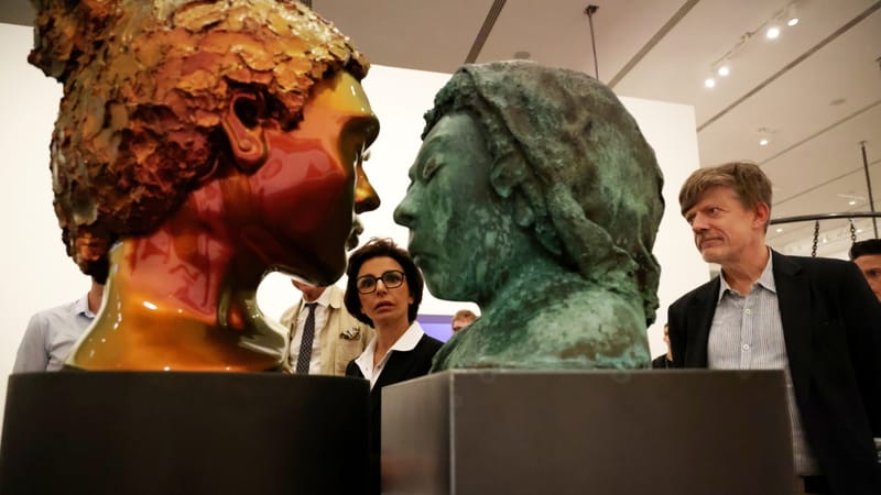 3. En presse écrite, une image doit résumer à elle seule le sujet, encore plus si elle est prise sur le vif et pas recomposée. Chaque été, Arles, est un passage obligé pour les ministres chargés de la Culture avant de se rendre au festival d'Avignon....