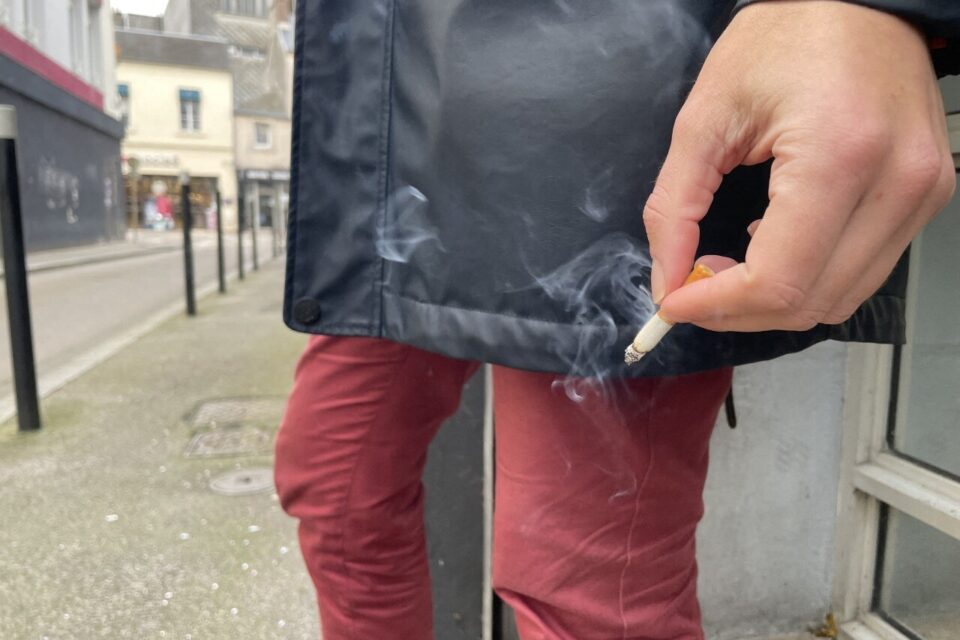 La consommation de cigarettes issues des réseaux de contrebande et de contrefaçon a explosé, selon une étude.