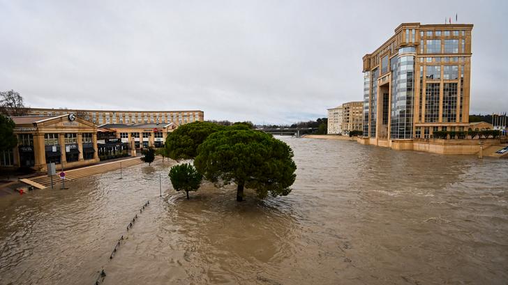 Une photo prise le 22 décembre 2025 montre les rues inondées de Montpellier, après que la rivière Lez a débordé à cause de fortes pluies. 