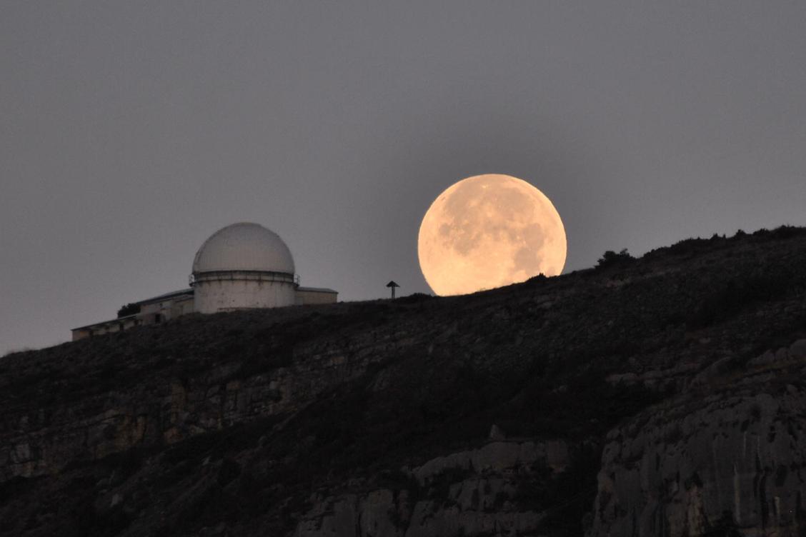 ce passionné signe une superbe photo de la pleine lune ce vendredi matin dans le haut pays de Grasse