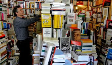 Fermeture de la librairie Le Point du Jour à Paris après 42 ans d'existence, une grande braderie organisée