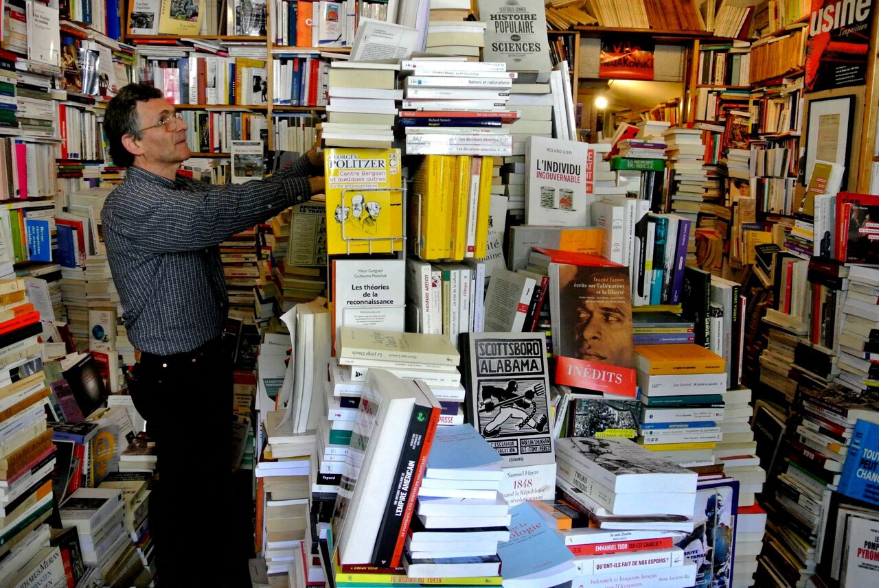 Fermeture de la librairie Le Point du Jour à Paris après 42 ans d'existence, une grande braderie organisée