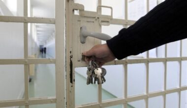 un gardien blessé par un détenu