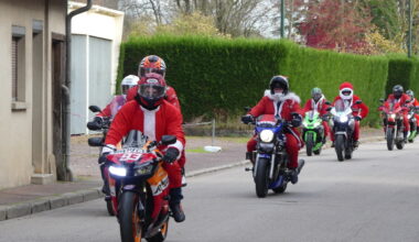 les motards se déguisent en Pères Noël pour les Restos du Cœur