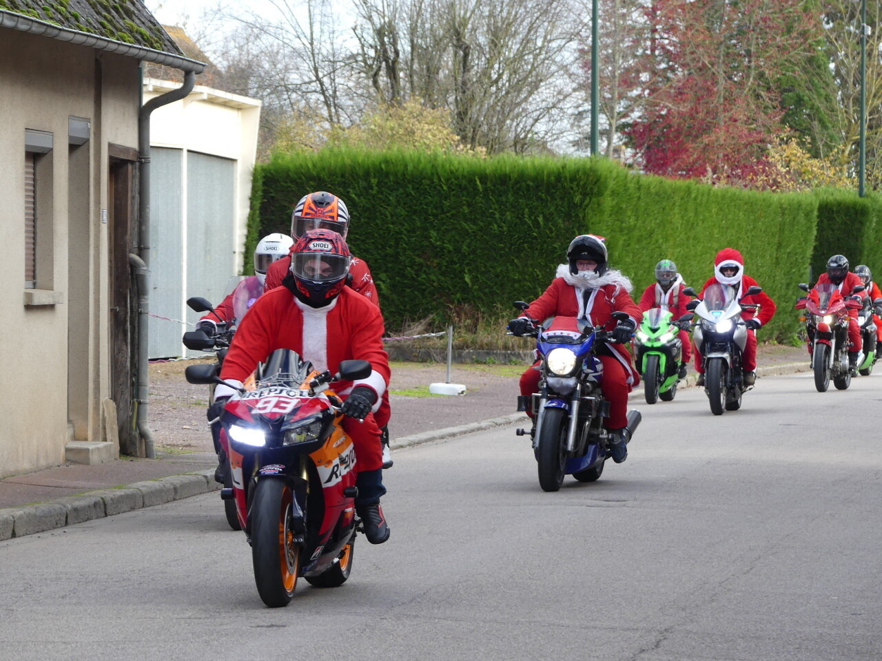 les motards se déguisent en Pères Noël pour les Restos du Cœur