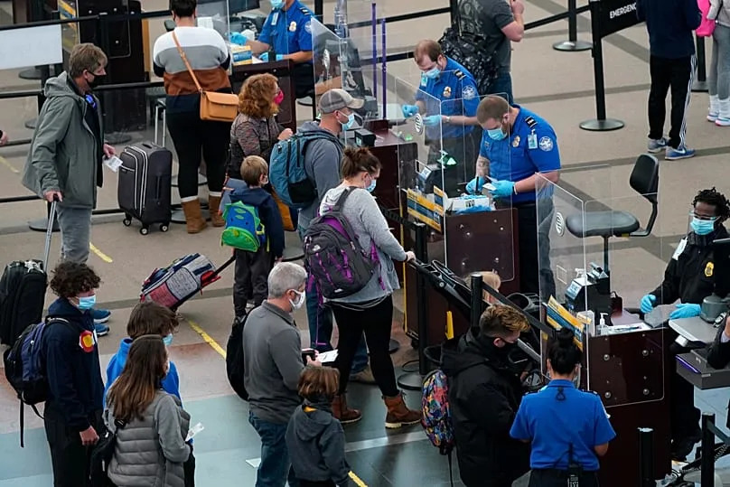 Des contrôleurs et des passagers à l'aéroport de Denver