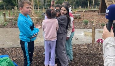 Dans cette école près de Rouen, un arbre à câlins a été planté et les élèves l'aiment déjà