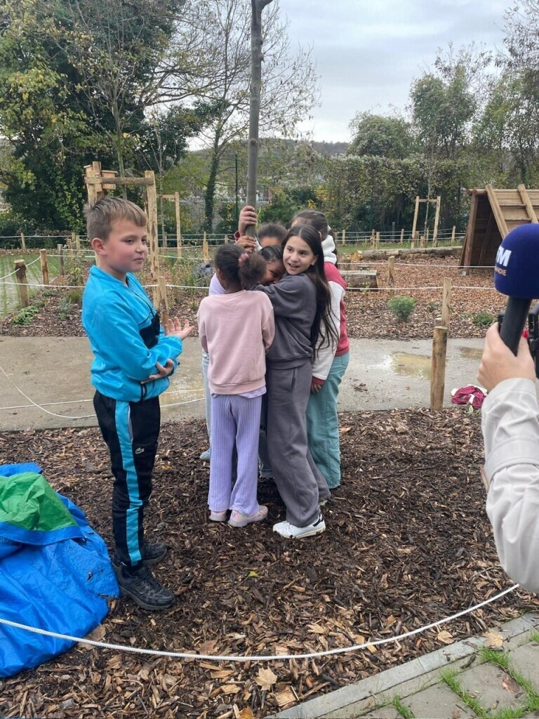 Dans cette école près de Rouen, un arbre à câlins a été planté et les élèves l'aiment déjà