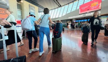 un acteur nonagénaire s’ouvre le crâne en chutant lourdement à l’aéroport de Nice, son épouse dépose plainte
