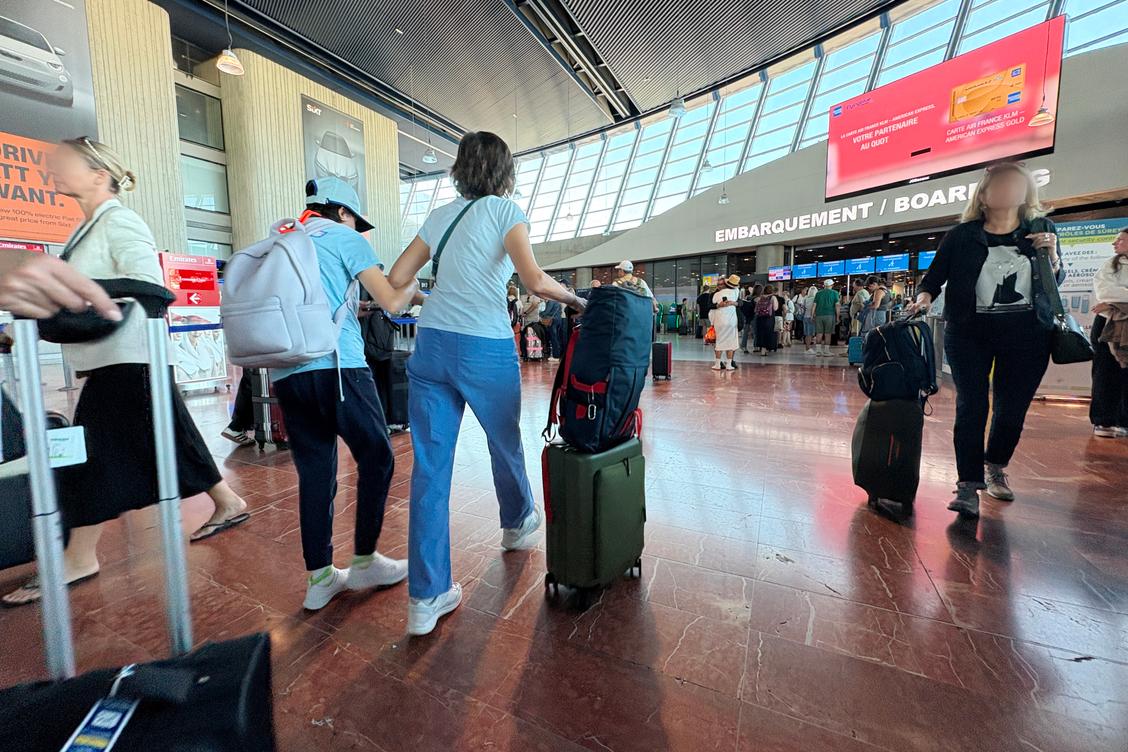 un acteur nonagénaire s’ouvre le crâne en chutant lourdement à l’aéroport de Nice, son épouse dépose plainte