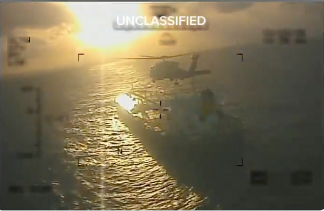 Capture d’écran d’une vidéo partagée par la secrétaire d’Etat américaine pour la sécurité intérieure, Kristi Noem, sur son compte X montrant l’arraisonnement d’un pétrolier au large du Venezuela, le 20 décembre 2025.