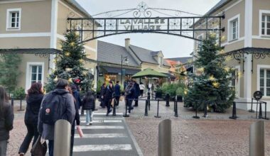 Créée à deux pas de Disneyland Paris, la Vallée Village accueille autant de visiteurs que... la Tour Eiffel