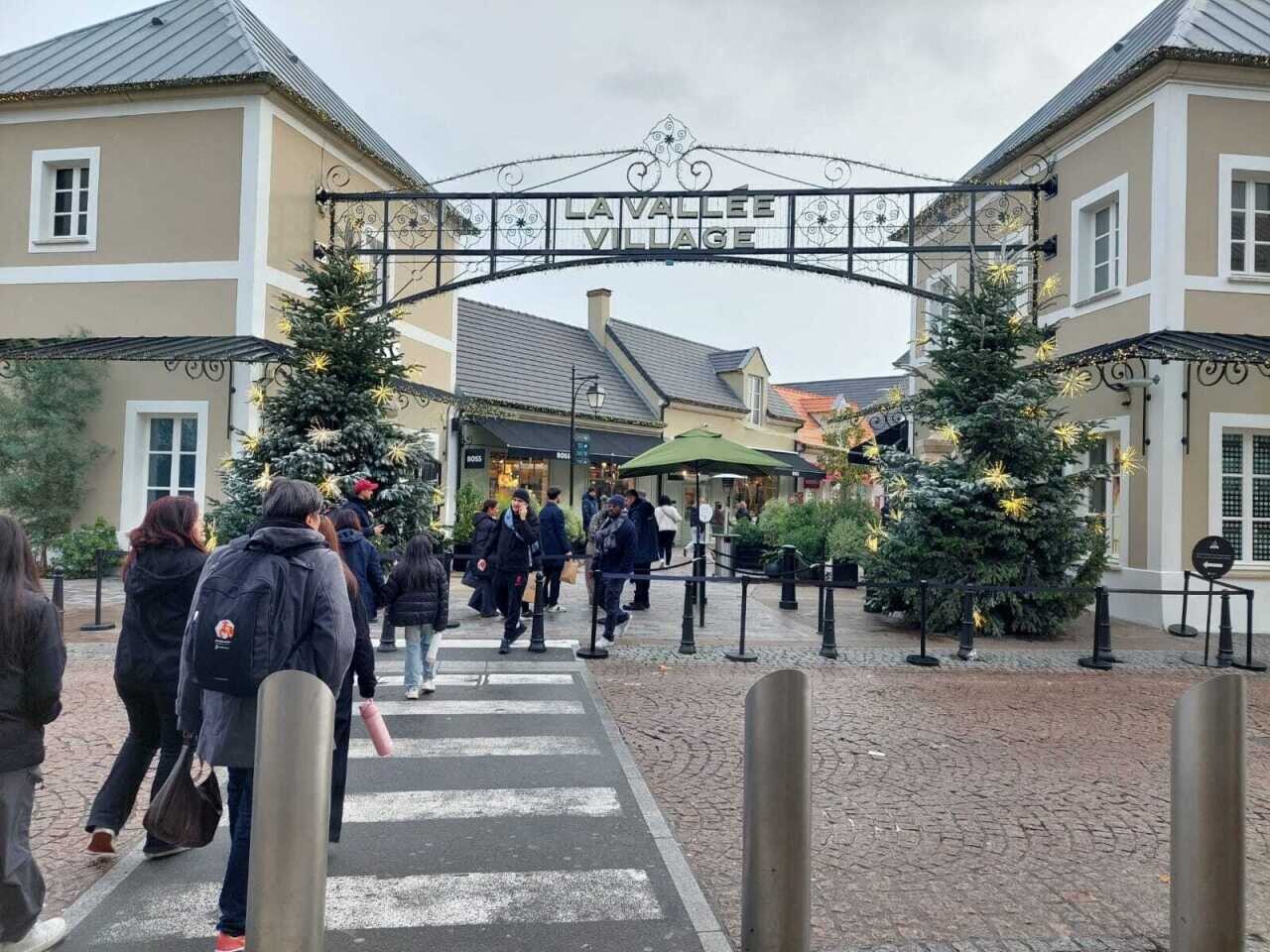 Créée à deux pas de Disneyland Paris, la Vallée Village accueille autant de visiteurs que... la Tour Eiffel