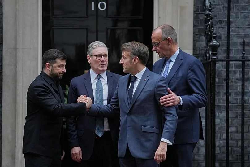 Le président ukrainien Volodymyr Zelenskyy avec Keir Starmer, Emmanuel Macron et Friedrich Merz au 10 Downing Street à Londres, le 8 décembre 2025.