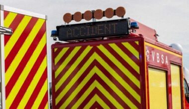 deux voitures bloquent une voie