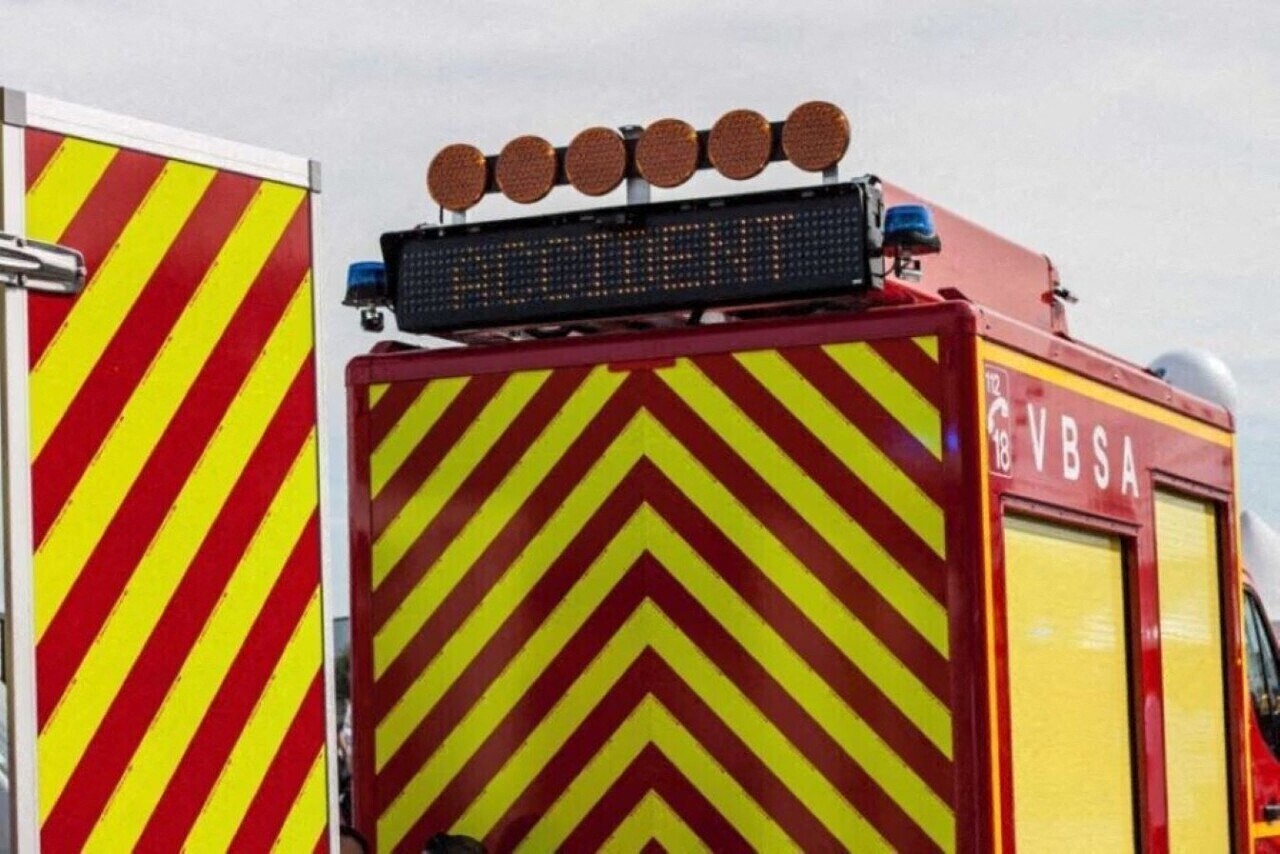 deux voitures bloquent une voie