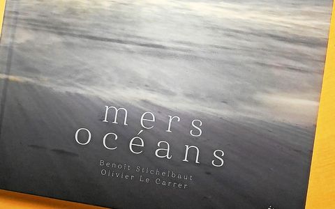 Certaines photos de Benoit Stichelbaut illuminant ce livre n’avaient jamais été publiées. Comme celle de la couverture, prise sur la plage de Beg-Meil.