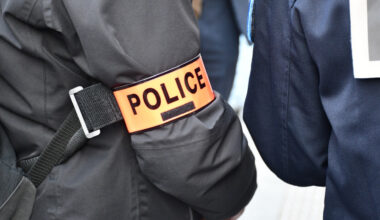 cinq individus interpellés en train de fracturer la porte d'un appartement