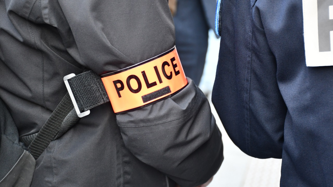 cinq individus interpellés en train de fracturer la porte d'un appartement