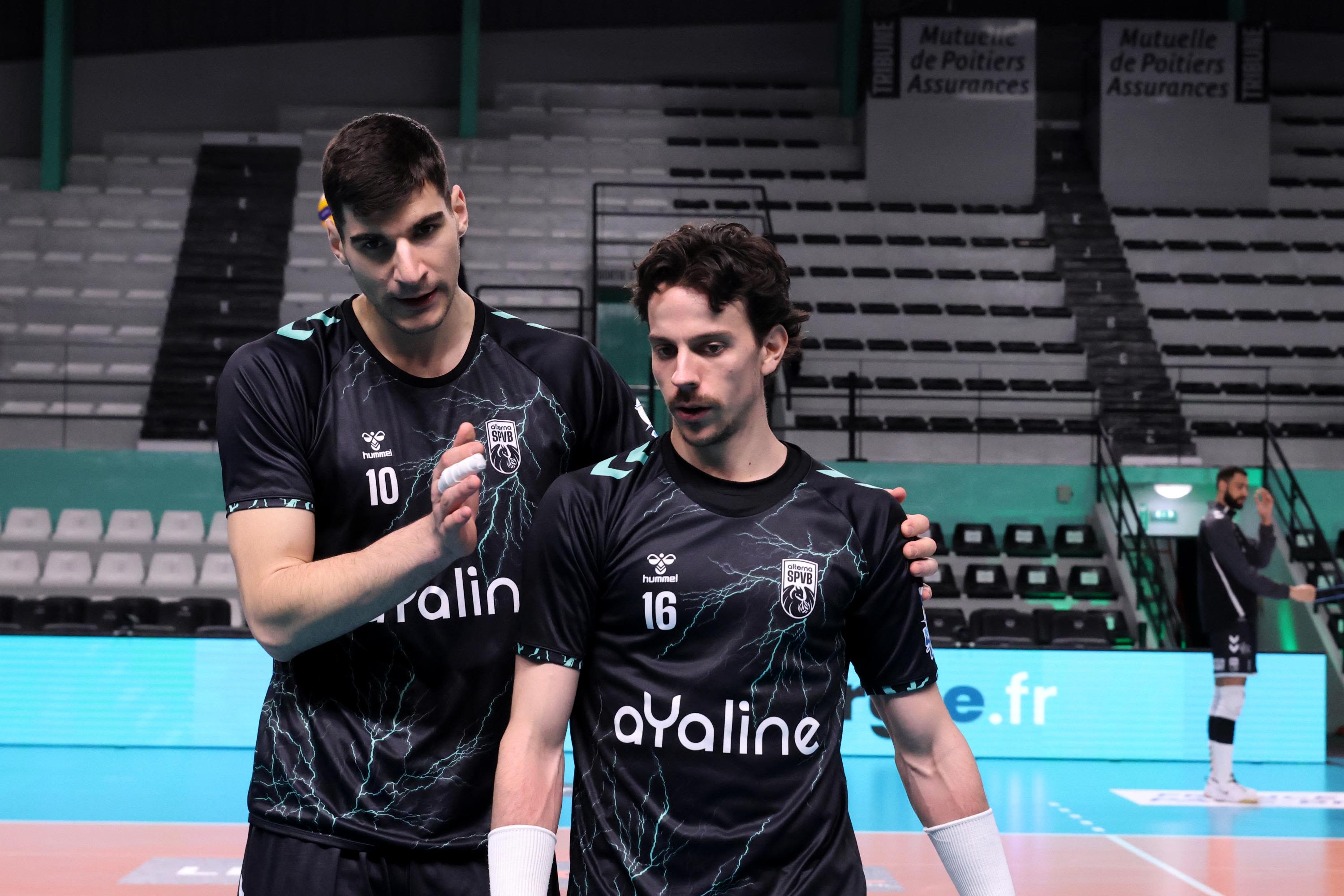 Zachary Hollands encouragé par Dusan Nikolic.