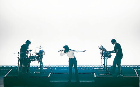 Asfar Shamsi sur la scène du Théâtre l’Air Libre au Trans Musicales accompagnée de ses deux musiciens.