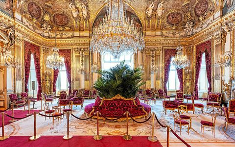 Une salle du département des Objets d’art au musée du Louvre de Paris.