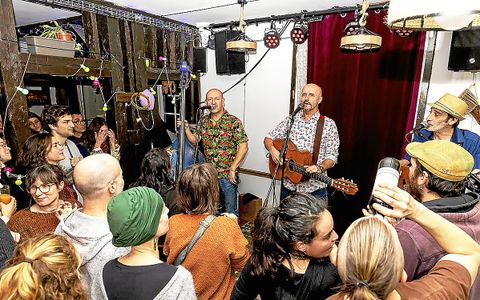 Nathalie Appéré promettait « un plan d’accompagnement pour les cafés-concerts, concernant l’aide à l’emploi et/ou l’isolation phonique et énergétique ».