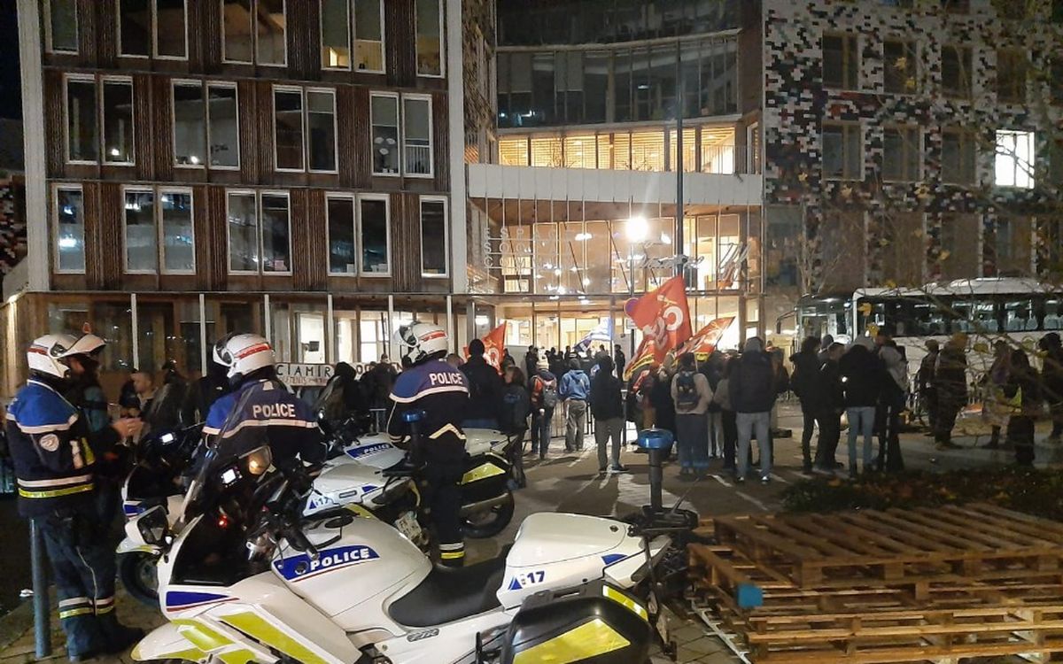 Ils occupaient un bâtiment public : des migrants expulsés par la police à Rennes ce matin