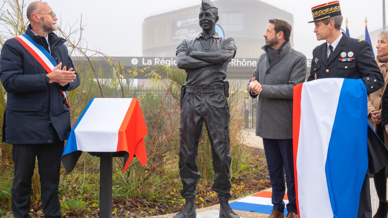 une statue du colonel Arnaud Beltrame inaugurée dans le lycée qui porte son nom
