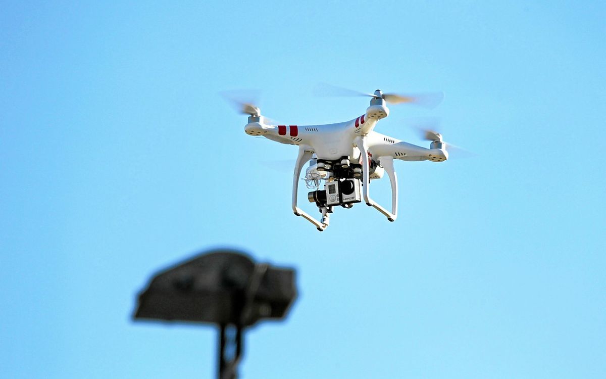Drogue, téléphones, armes… Trois personnes jugées à Nantes pour des centaines de livraisons de colis à des détenus par drones