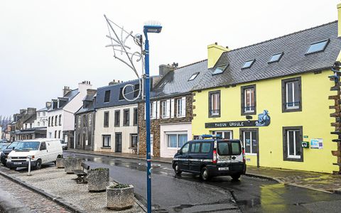 Une patrouille de gendarmerie au port du Fret.