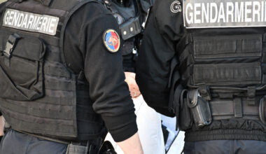 un véhicule pris d’assaut à coup de barre de fer en plein après-midi