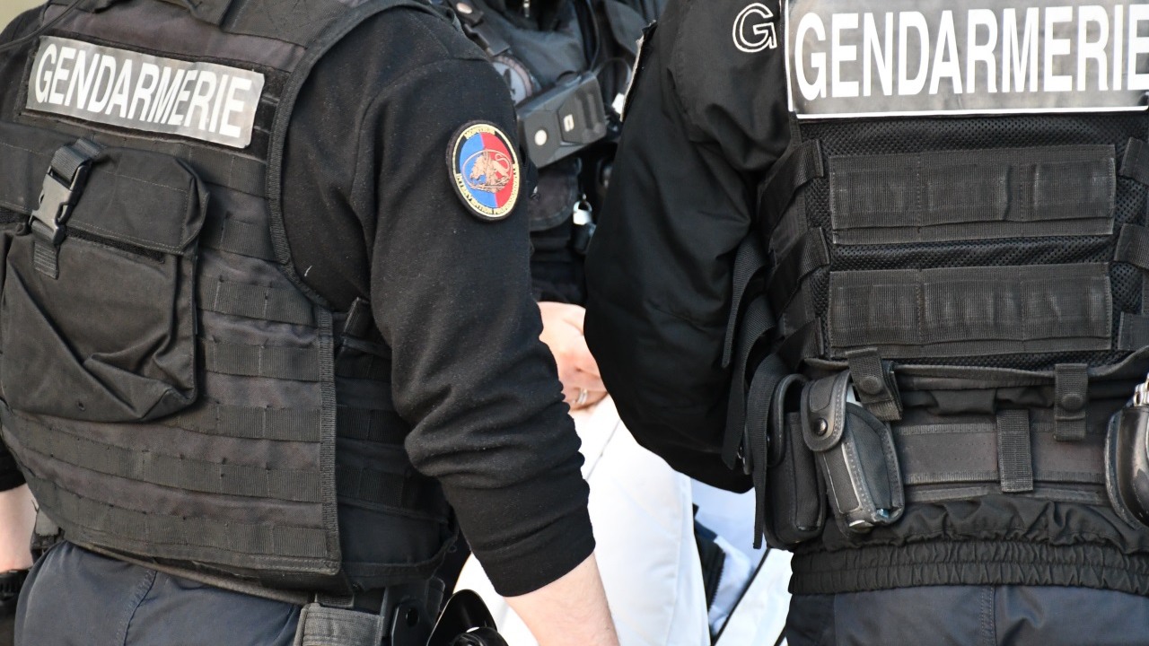 un véhicule pris d’assaut à coup de barre de fer en plein après-midi