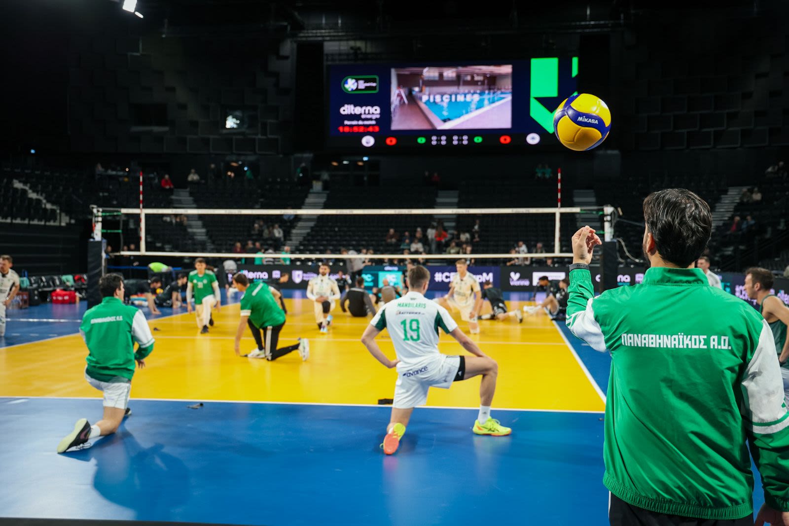 Le Panathinaïkos à l’échauffement à l’Arena Futuroscope.