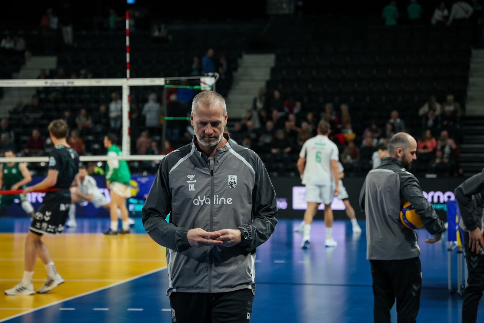 Dan Lewis, l’entraîneur de l’Alterna SPVB concentré avant le début du match.
