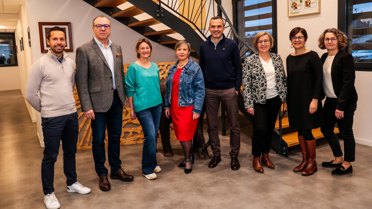 De gauche à droite : Aurélien Guyomar (responsable commercial France), Hervé Richard (directeur commercial), Véronique Clergeaud (référente logistique), Hélène Nivard (assistante commerciale), Antoine Thebault (P-DG), Erika Lambrecht (assistante export), Valérie Lucas (assistante export) et Carine Souvestre (assistante export).