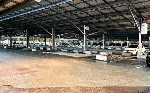 Seulement quelques voitures sont stationnées.